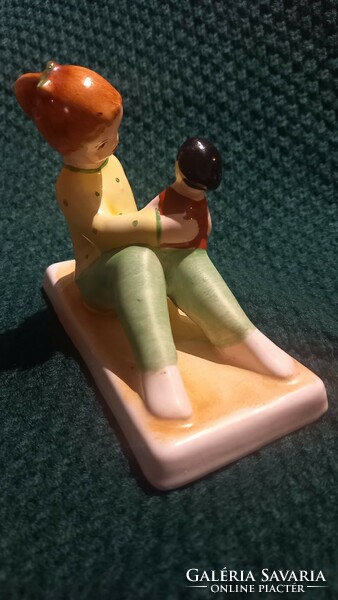 Bodrogkeresztúri kerámia figura babázó lány