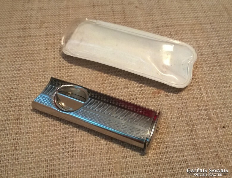 A cigar cutter in good condition, in its original case in usable condition
