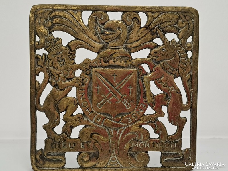 Réz négylábú asztalka, Egyesült Királyság királyi címerével