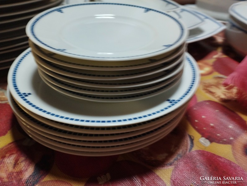 Beautiful porcelain dinner set, 39 pieces