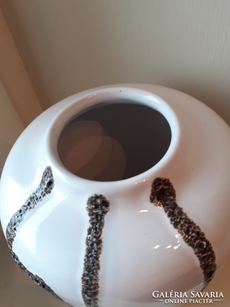 Fehér barna kerámia váza klasszikus formájú de retro