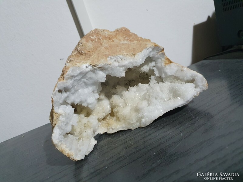 Rock crystal mineral geode 1.9 kg