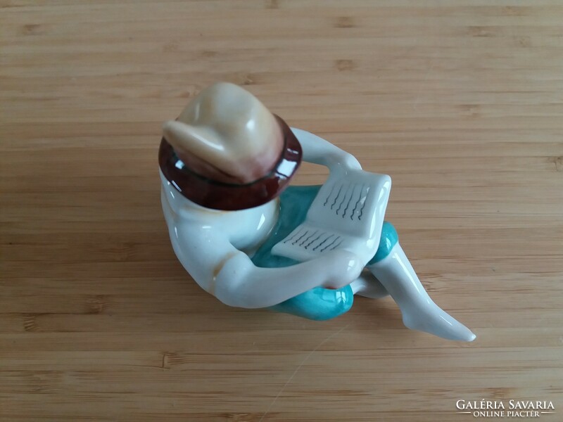 Hollóházi porcelán figura, olvasó kalapos fiú