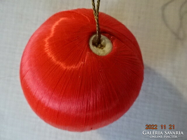 Karácsonyfa dísz, piros alma, fonal bevonattal, átmérője 6 cm. Vanneki!