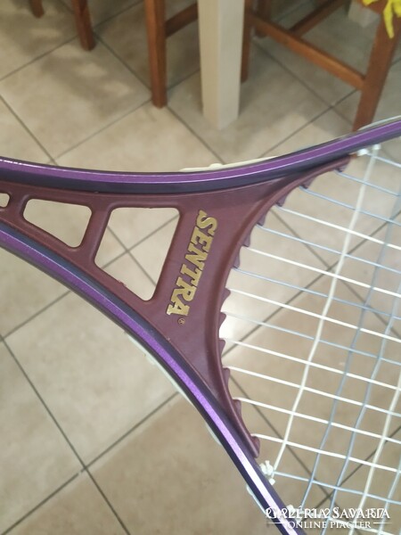 Tennis racket with 3 balls for sale! Sentra black hawk, brand new 1991 deswing for sale!