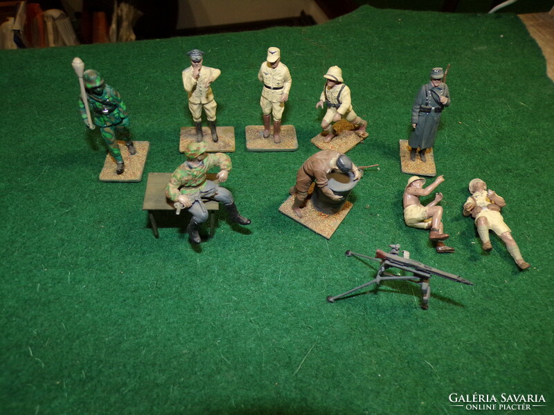 II. Vh. German soldiers made of plastic (13 pieces)