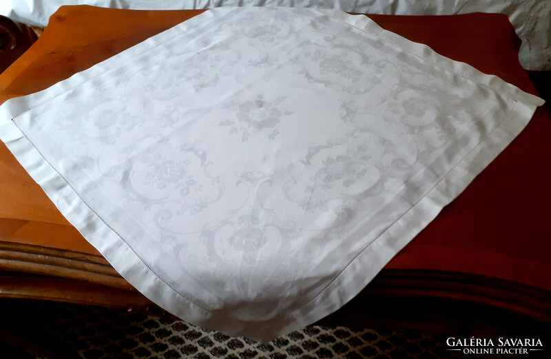 2 beautiful damask tablecloths, napkins. 65X65 cm