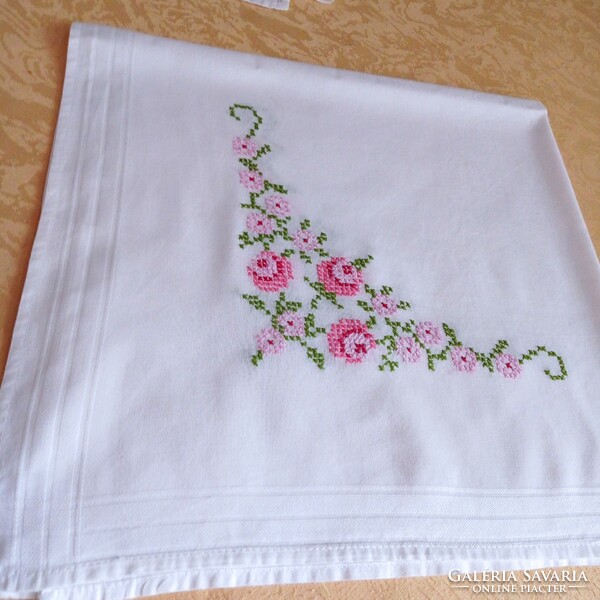 White, hand-embroidered tablecloth with floral pattern, 76 x 76 cm