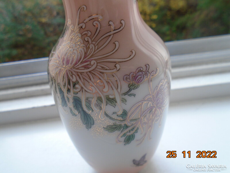 Újszerű dekoratív kisebb japán váza rózsaszínű mázzal, aranyozott virág és lepke mintákkal