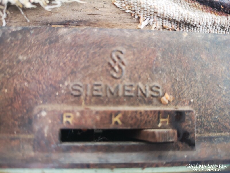 Kimondottan dekoráció célra, Film kellék színház, gyüjteménybe asztali rádió Antik Siemens