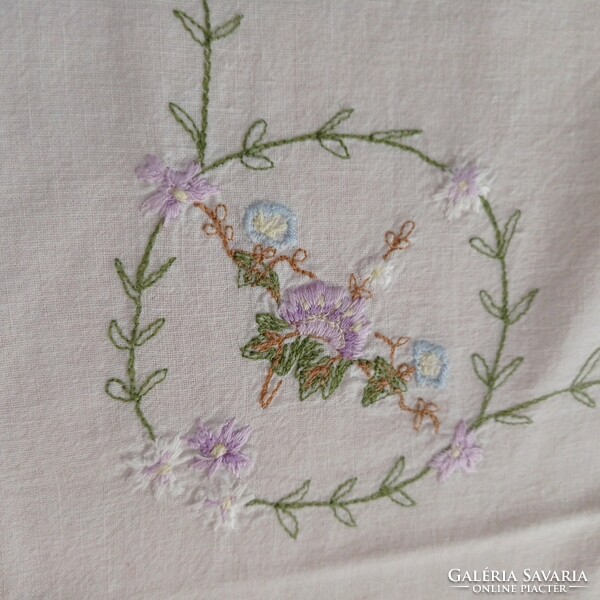 Embroidered tablecloth 80 x 80 cm