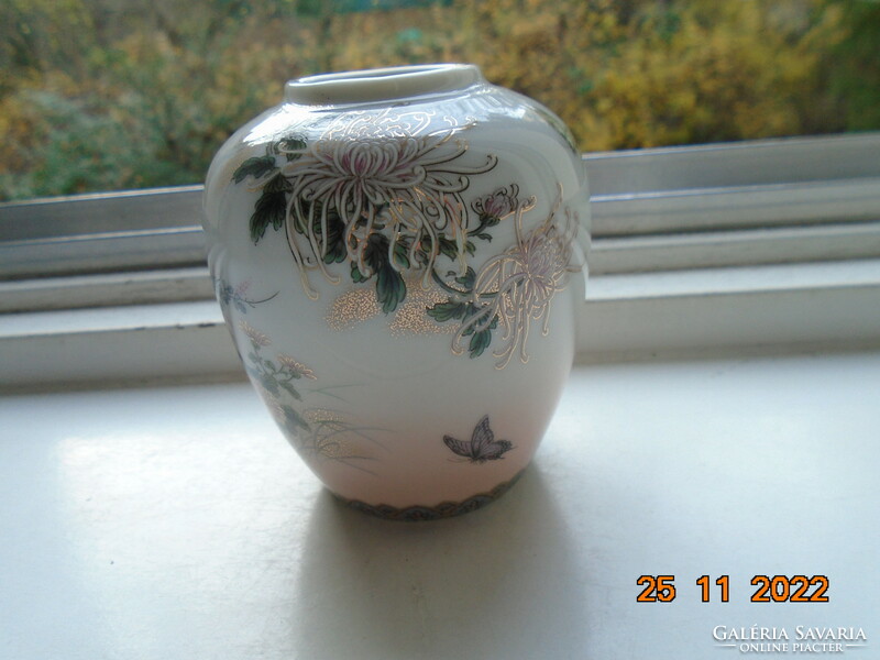 Újszerű dekoratív kis japán váza részben rózsaszínű mázzal, aranyozott virág és lepke mintákkal