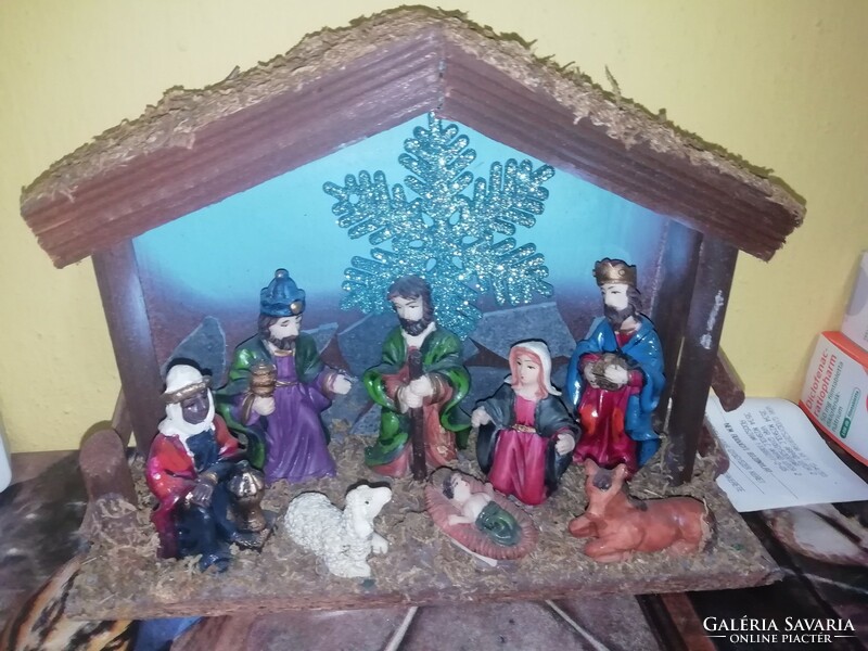 Karácsonyi betlehem jászol figurákkal 25 cm x 18 cm