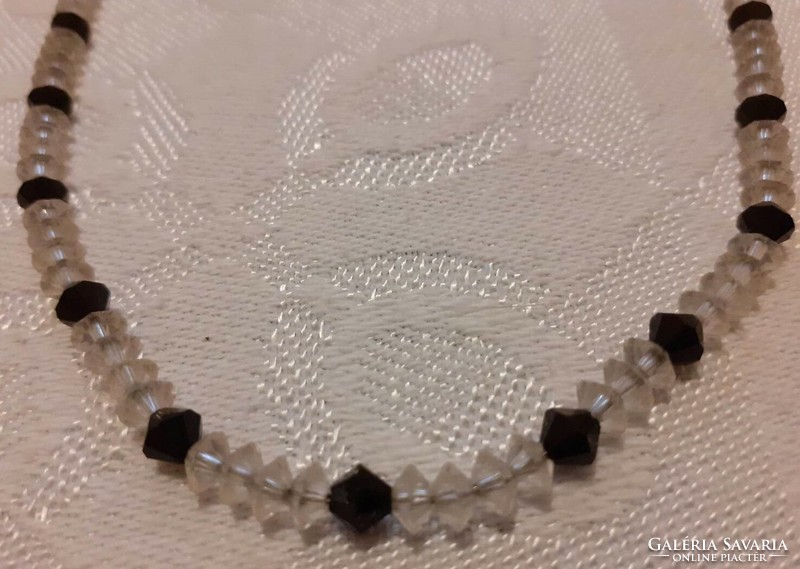 Bájos fekete-fehér csiszolt üveg (vagy kristály) gyöngyökből álló nyaklánc