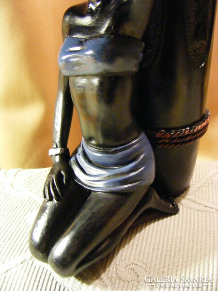 Afrikai nő szobor váza műgyanta 37 cm
