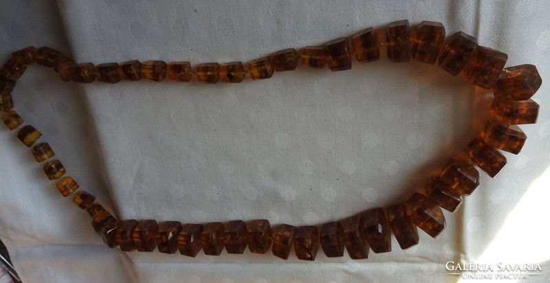 Hatalmas négyzetes borostyán kínézetű nyaklánc - borostyán gyöngysor