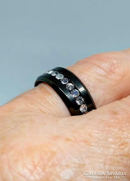 Fekete titánium gyűrű, fehér CZ kristályokkal