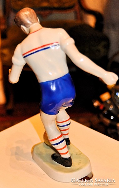 Futballista Vasas-mezben - kézzel festett hollóházi figurális porcelán - 27 cm