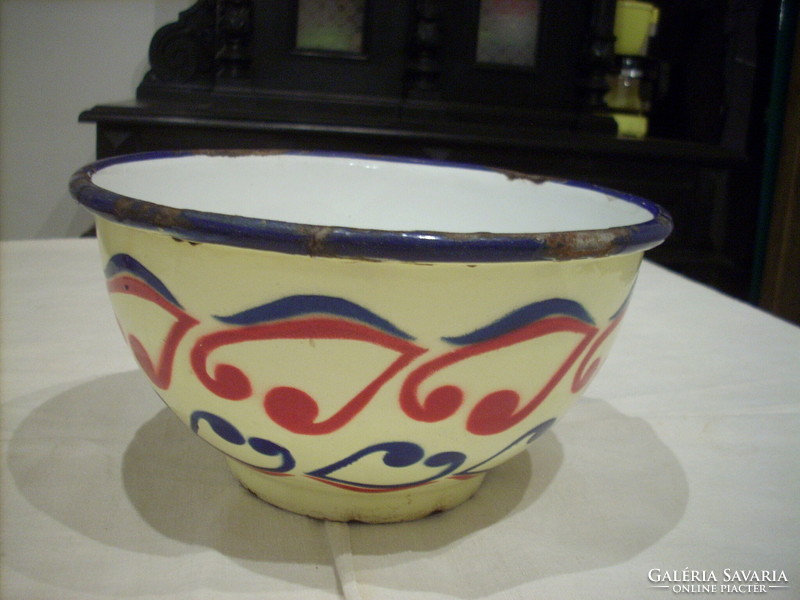 Enameled bowl, table centre