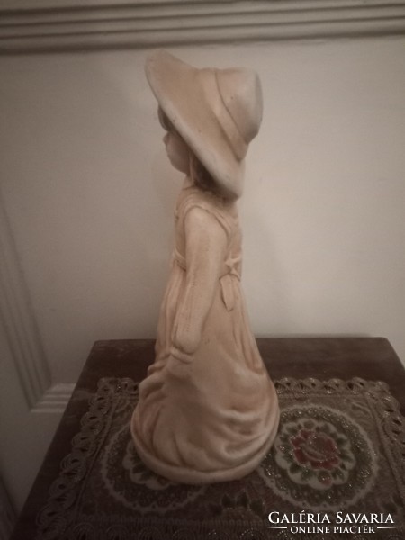 Kislány almás kosárral kalapban kerámia szobor
