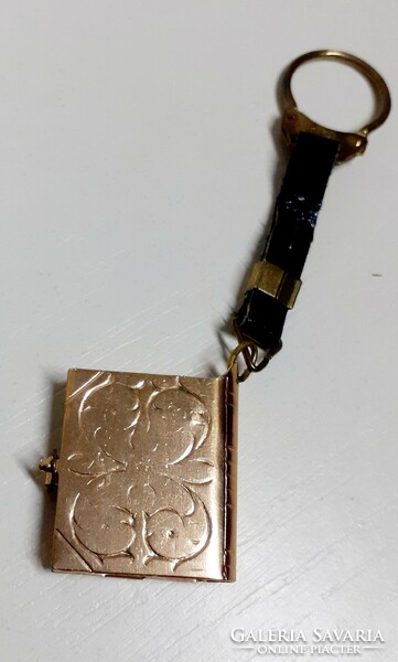 Retro gilded openable book-shaped key ring with 7 Florence skylines on it
