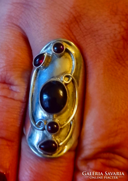 Silver ring with garnet stones 925