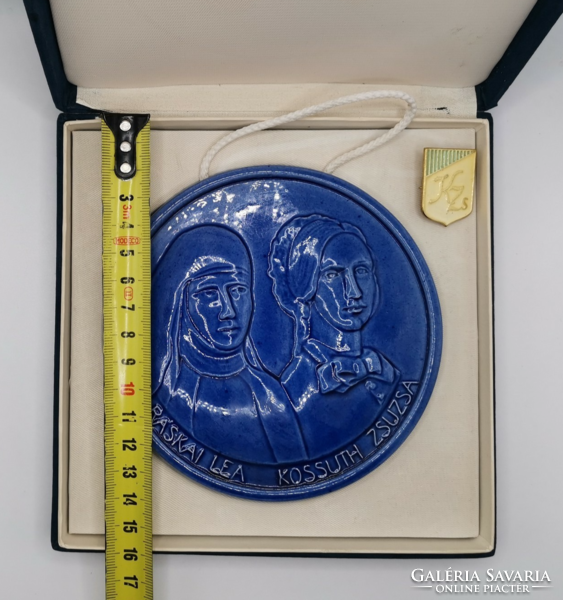 Ráskai Leila és Kossuth Zsuzsa porcelán emlékplakett, kitűzővel