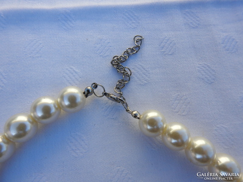 Vintage string of pearls with metal inserts