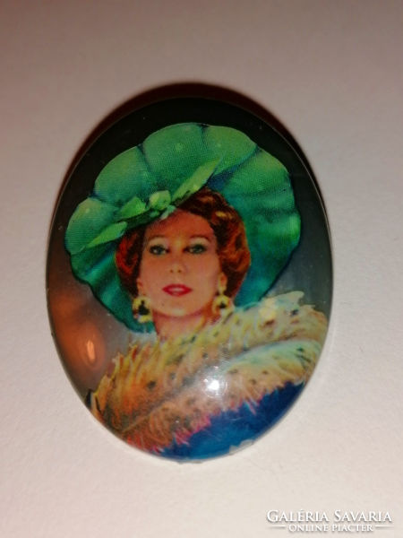 Retro brooch depicting the portrait of a spectacular lady in a green hat 178.
