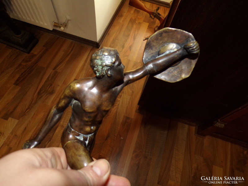 Bronz gladiátor szobrocska - a kezéből hiányzik a fegyver