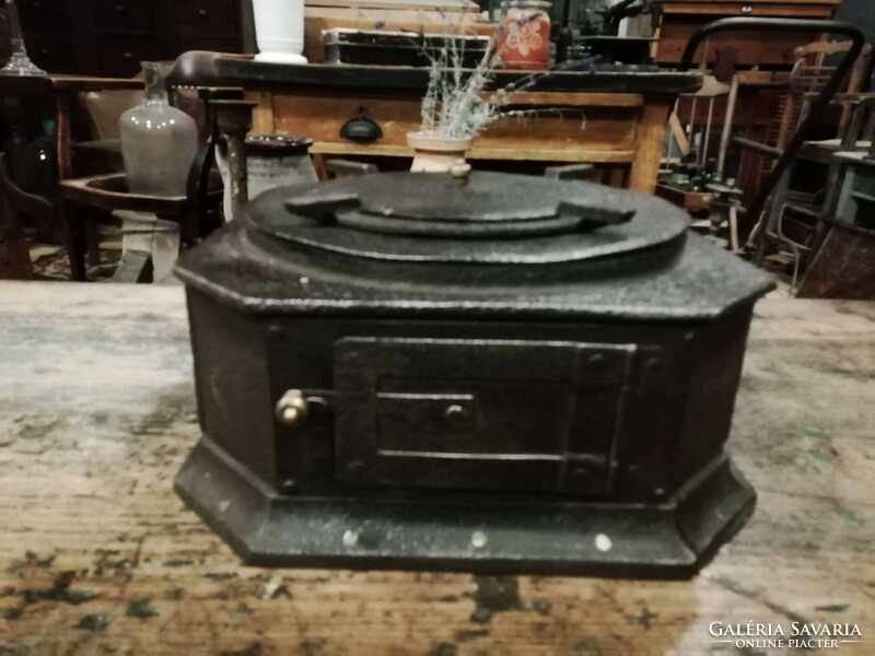 Cast iron stove 19th century small size, for heating or exam work, very special collector's item
