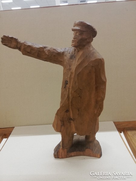 Utat mutató Lenin szobor fából