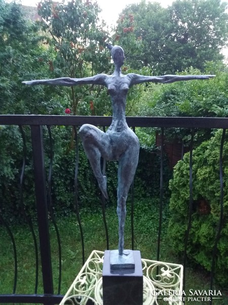 Tornázó női akt - bronz szobor