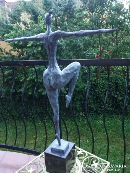 Tornázó női akt - bronz szobor