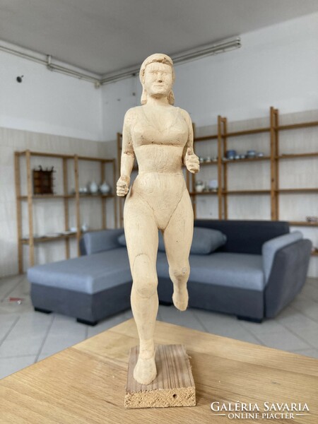Kocogó sportoló női alak faszobor 25 cm