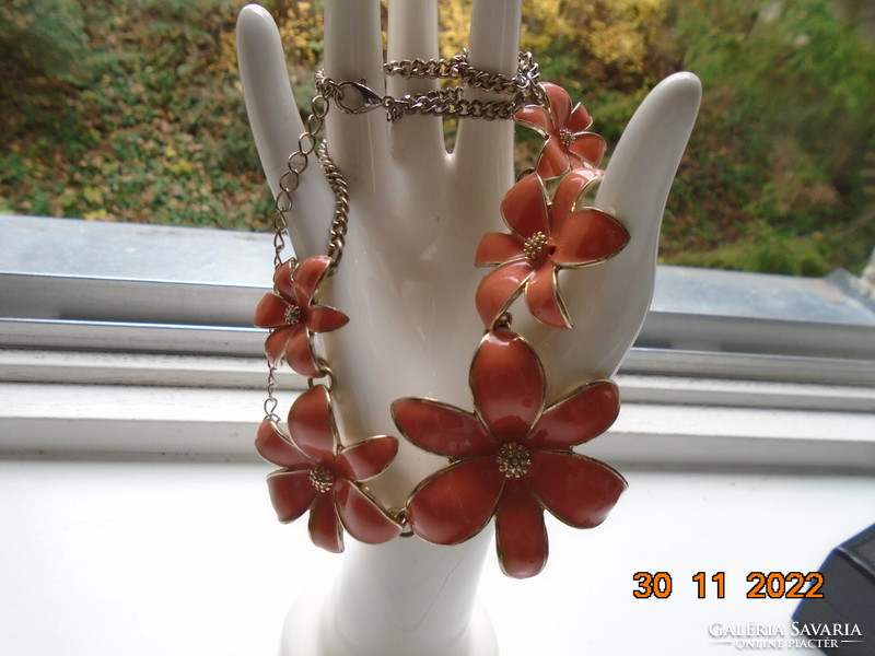 Colie of plastic gilded flowers with coral-orange enamel