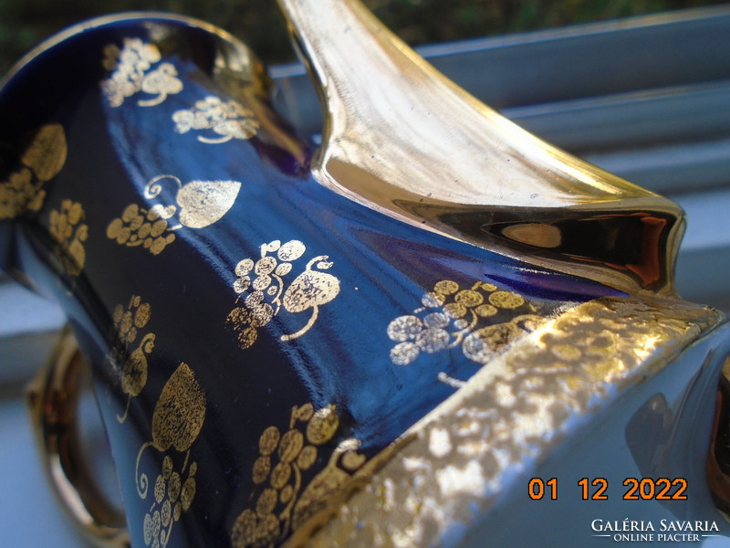 Altwien kobalt arany kávés kiöntő 4 lábacskán, zsánerjelenettel, arany stilizált szőlő mintával