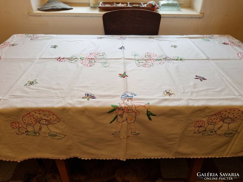 Törpe és gomba mintás régi hímzett asztal terítő 135 x 180