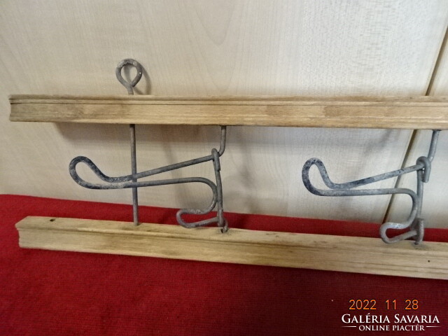 Antique coat rack can be turned with four hooks. He has! Jokai.