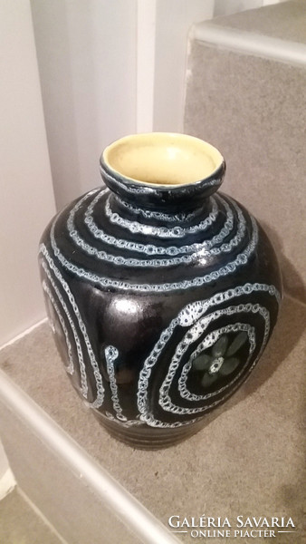 Retro kerámia váza fekete fehér vonalmintás 20 cm