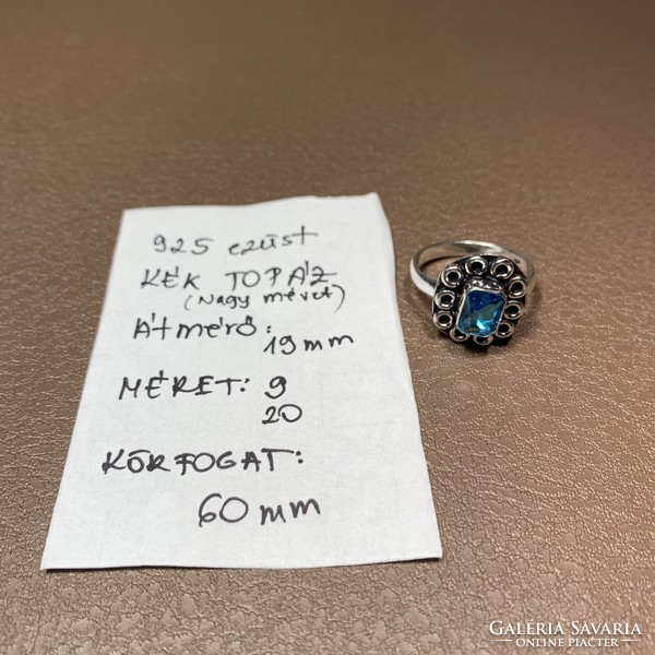 Ezüstözött gyűrű szép kis kék topáz szín kővel 9-es nagy méret (19 mm átmérő)indiai ezüstözött gyűrű