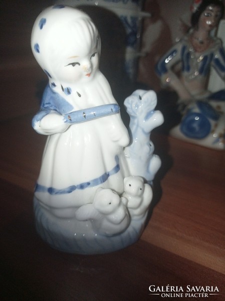 Kislány mókusokkal porcelán figura