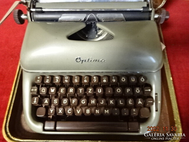 Optima desktop typewriter in very good condition. He has! Jokai.