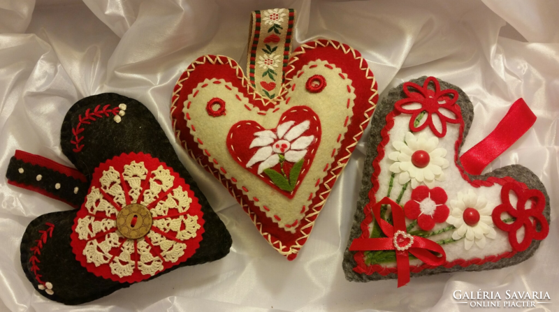 Karácsonyi kézműves textil szívecskék ajándékba vagy dekorációnak 14 x 14 cm