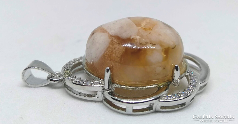 Természetes barackrózsaszín sakura achát ásvány medál, CZ kristályos tibeti ezüst foglalatban K51716