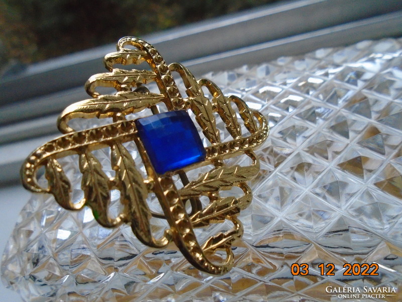 Gold-plated brooch with a lattice embossed leaf pattern, with a polished large blue stone