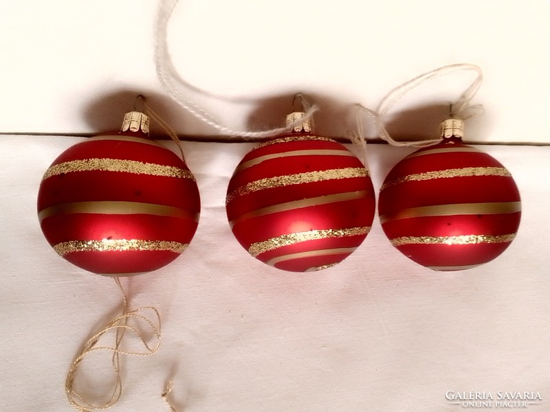 Három régi, piros arany csíkos kézzel festett kézműves üveg gömb karácsonyfa dísz 6 cm