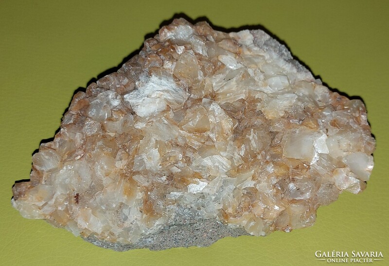 Természetes kalcit tömb, ásvány, kristályok, szemcsék
