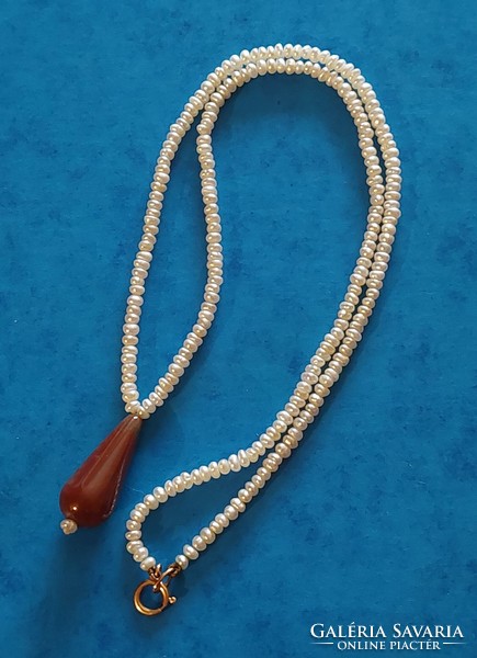 Különleges valódi tenyésztett gyöngy nyaklánc 14K arany szerelékkel, indiai achát medállal