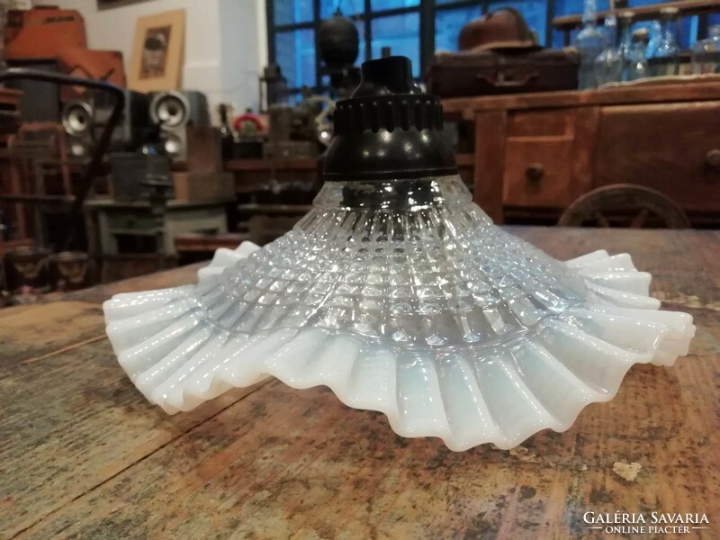Opálos 20. század elejei mennyezeti lámpa, fodros szélű üveglámpa, eredeti foglalattal